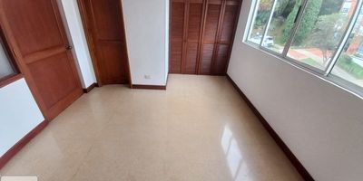 Casa en arriendo en Envigado, sector Loma de Las Brujas, Antioquia. Esta propiedad de 240 m² cuenta con 4 habitaciones y 4 baños, ideal para familias. Disfrute de la comodidad de sus espacios, incluyendo una alcoba de servicio y un star. La casa, de un nivel, ofrece parqueadero cubierto y las ventajas de un conjunto con vigilancia y gimnasio. Un excelente inmueble con un canon de arriendo de $6,500,000. Para más detalles sobre esta casa en Loma de Las Brujas, Envigado, contacte vía WhatsApp o consulte nuestras opciones para ver teléfonos.