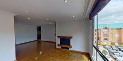Apartamento en venta – 94 m², excelente oportunidad

Amplio apartamento de 94 m² con vista interior, ubicado en el 4°, con acceso por escaleras y parqueadero propio. Un espacio ideal para quienes buscan confort, amplitud y una ubicación estratégica.

Distribución funcional:


 
 3 habitaciones
 
 
 2 baños
 
 
 Sala – comedor
 
 
 Cocina integral
 
 
 Zona de lavandería
 


Acabados de calidad:


 
 Piso laminado en habitaciones y zona social
 
 
 Piso cerámico en baños y cocina
 


Beneficios del conjunto:


 
 Amplias zonas verdes
 
 
 Espacios para niños
 
 
 Salón social
 
 
 Vigilancia privada las 24 horas
 


Ubicación privilegiada:


 
 Cerca a centros comerciales como MultiDrive
 
 
 Próximo a almacenes de cadena como Alkosto 170, Carulla y Éxito
 
 
 Cercano a colegios Divino Salvador y Alvernia Bilingüe
 
 
 A pocos minutos de la Universidad Uniagraria
 
 
 Acceso a transporte público (SITP)
 
 
 Principales vías: carrera 45 y calle 147
 


Este apartamento es una gran oportunidad para vivir con tranquilidad y comodidad, en un entorno seguro y rodeado de todo lo que tu familia necesita.

Agenda tu visita y descubre tu próximo hogar.

H.
