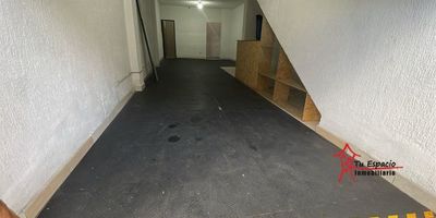 Local en arriendo en Centro, Medellín primer piso de 75 m2 aproximadamente, ubicado sobre via principal cuenta con 1 baño, salón, zona de ropas, patio y piso en cerámicaAdicional tiene rutas de acceso y transporteCercanías:Torres de Bombona, Avenida San Juan, Avenida Girardot, Diagonal al Hotel CupidoPara mayor información contáctame Melissa Salazar 3147757934