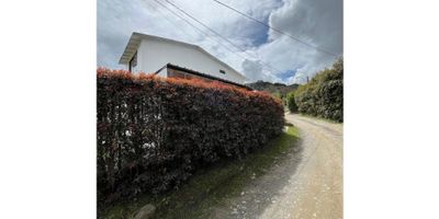 Si buscas un lugar para escapar de la ciudad y disfrutar de la tranquilidad y la naturaleza, esta casa campestre es la opción perfecta para ti. Ubicada en Rionegro, Antioquia, una de las zonas más hermosas y exclusivas de Colombia, esta propiedad cuenta con todas las comodidades que necesitas para vivir una experiencia única en medio del campo. Con un área total de 160 M2, esta casa ofrece 3 cómodas alcobas y 2 baños completos, perfectos para una familia o un grupo de amigos. Además, cuenta con un amplio garaje donde podrás estacionar tu vehículo con total seguridad.

Al ingresar a la casa, serás recibido por un hermoso baño auxiliar, ideal para tus visitas y para mantener el orden y la privacidad en la zona de los dormitorios. La alcoba principal tiene su propio baño en suite, lo que te brinda mayor comodidad y privacidad. También encontrarás clósets en todas las habitaciones, perfectos para organizar tus pertenencias y mantener todo en su lugar. La moderna cocina integral es otro de los atractivos de esta propiedad. Equipada con todos los electrodomésticos y utensilios necesarios para preparar tus comidas favoritas, te sorprenderá con su diseño y funcionalidad. En cuanto a las características externas, este lugar te ofrece acceso pavimentado para facilitar tu llegada y ayudarte a ahorrar tiempo. Además, estarás cerca de centros comerciales, colegios, universidades y zonas urbanas, para que no tengas que alejarte demasiado para abastecerte de lo que necesites.

Pero lo mejor de todo es la ubicación campestre de esta casa. Rodeada de zonas verdes y parques cercanos, podrás disfrutar de la belleza del campo y respirar aire puro todos los días. Sin duda, es el lugar perfecto para desconectarte de la rutina y relajarte en medio de la naturaleza. Vive en una zona residencial de alta calidad y seguridad, con una cochera/garaje adicional para recibir a tus visitas y disfrutar de momentos al aire libre con tu familia y amigos. Además, con electrici