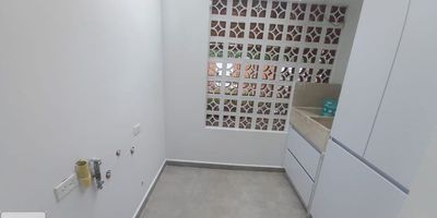 Se arrienda casa en el barrio Tierra Prometida, Envigado, Antioquia. Este inmueble de 240 m² está distribuido en un solo piso, ofreciendo 4 habitaciones y 4 baños para mayor confort. La propiedad cuenta con un práctico star, cuarto útil y parqueadero cubierto. Para su tranquilidad y bienestar, la casa dispone de vigilancia y acceso a gimnasio. El canon de arriendo es de $6.500.000. Interesado en esta casa en Envigado? Contáctenos para más información por WhatsApp o consulte nuestros teléfonos.