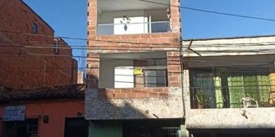 Venta Bello Casa Bellavista, estrato 3, en segundo piso, con un área de 128 m2, cuenta con 3 habitaciones, 2 baños, cocina integral con barra, zona de ropas, piso en cerámica, además de un acceso fácil hacia el transporte público, por villas de comfama.
