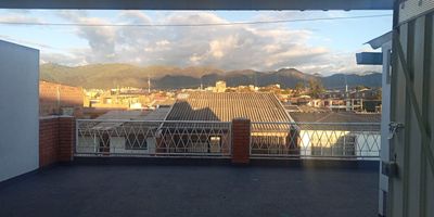 Hermoso apartamento en el cuarto piso de una casa ubicada en el barrio la estradita, con un área de 55M, dos habitaciones, un baño, sala comedor, cocina integral abierta, zona de lavandería, completamente encortinado y con fácil acceso a transporte publico, vías principales como la Av. 68, Almacén Home Sentry, CC Metrópolis, Salitre Mágico, Cruz Roja entre otros. Contáctanos esta es una muy buena opción para vivir.