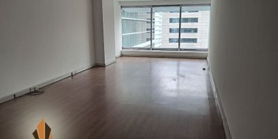 Oficina en arriendo, Teusaquillo, Sauzalito.
En una zona estratégica de Bogotá se encuentra esta oficina de 40 m², un espacio abierto y funcional que se adapta a diferentes tipos de negocio. Incluye un parqueadero privado cubierto y más de 100 parqueaderos para visitantes, asegurando comodidad para clientes y empleados. El edificio cuenta con ascensor, celaduría 24 horas, cámaras de seguridad, alarma, salones de conferencia y zonas comunes diseñadas para apoyar tus actividades. Los pisos en madera laminada brindan un toque elegante y cálido, mientras que el aire acondicionado asegura un ambiente ideal para la productividad. También dispone de terraza, patio, zona de descarga y batería de baños por piso. La ubicación es altamente accesible gracias a su cercanía a centros comerciales, museos, restaurantes y a importantes vías principales con transporte público inmediato. Es un lugar ideal para crecer profesionalmente en un entorno seguro y eficiente. ¡Contáctanos hoy mismo!