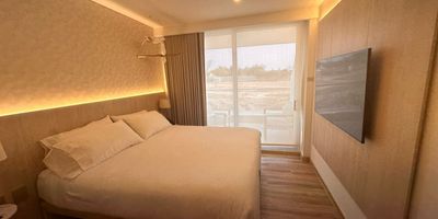 Hermoso apartamento en Aluna Beach Resort. Totalmente amoblado y equipado, listo para su disfrute.

Apartamento de una habitación con balcón, un baño y una cocina. Apartamento monoambiente, diseñado para disfrutar de estadías cortas y vacaciones para familia de tres integrantes, 2 adultos y 1 niño menor de 12 años.

Se entrega en operación hotelera que genera rentas por medio del operador hotelero al tiempo que evita pagar los gastos de mantenimiento del apartamento.  El contrato con operador finaliza el 31 de Dic, pero se puede renovar si así se desea.

Conjunto Aluna Beach Resort, en primera línea de playa, con acceso directo y carpas exclusivas para residentes, ubicado en el sector de playa dormida, en Bello Horizonte, en Santa Marta. Tiene dos piscinas, una para adulto y otra para niños, zonas de esparcimiento frente a la playa y zonas tipo lounge frente a la piscina.