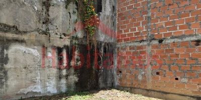 Ubicado en Villas del Sol, el exclusivo y privilegiado barrio de Rionegro, se encuentra este increíble lote de 60m2 listo para convertirse en su futuro hogar. Villas del Sol es una de las zonas más codiciadas del sector, amplias zonas verdes y seguridad las 24 horas. Además, se encuentra a solo minutos de la autopista Medellín-Bogotá y del aeropuerto internacional, haciendo de esta ubicación un oasis de tranquilidad cerca de todo.Este terreno en unidad abierta le brinda total libertad para diseñar la casa de sus sueños, ya sea para vivirla en familia o para invertir en una rentable propiedad. Con su tamaño generoso y forma regular, es una excelente opción para construir hasta 60m2