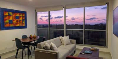 AMOBLADO en una ubicación estratégica de la ciudad, se encuentra este encantador apartamento de 2 habitaciones y 2 baños, con una distribución inteligente que maximiza cada uno de sus 65 metros cuadrados. Su diseño moderno y funcional crea un ambiente acogedor y lleno de luz natural. La cocina, equipada con electrodomésticos de alta gama, invita a disfrutar de momentos culinarios inolvidables. El dormitorio principal, con baño en suite, es un remanso de paz y tranquilidad. Además, cuenta con 1 parqueadero para mayor comodidad. Este hogar es ideal para quienes buscan un espacio elegante y confortable en una ubicación privilegiada. ¡Bienvenido a tu nuevo hogar!