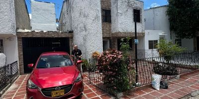 Oportunidad única de alquiler, Casa versátil con buenos acabados, ideal tanto para familias como para negocios. Cuenta con 3 alcobas, 1 baño, parqueadero y un patio que se adapta a tus necesidades. Su gran terraza central es perfecta para disfrutar o recibir clientes. Contáctanos hoy mismo