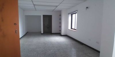 Oficina con pisos en cerámica, paredes estucadas, cielo raso en placa de cemento, puertas en maderas, ventanas corredizas en aluminio y vidrio, baños enchapados, buena iluminación y ventilación. Sin aire acondicionado, ascensor, ubicada en el corazón del centro histórico cerca a diferentes actividades de gran importancia, como comercial, turismo y entidades del estado, en edificio con portería y vigilancia las 24 horas, con buenas vías de acceso, facilidad de transporte, cerca a entidades bancarias, centro comerciales, supermercados, clínicas, sector muy comercial.