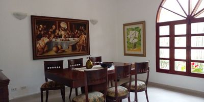 Casa para venta y arriendo  en unidad cerrada sobre via principal cerca al Peaje, instituciones educativas, restaurantes y servicios complementarios. Piso en porcelanato y madera, area social con dos salas independientes y una de ellas con chimenea, estudio, biblioteca, estar de tv, 4 alcobas con baño en cada una, baño social. cocina integral abierta tipo isla, alcoba y baño de servicio, balcon, jacuzzi en la terraza donde tambien hay bbq, sauna, turco, salon de hobbies y vista al jardin y amplia zona verde con lote de 9.500m2. Área de parqueo para 10 vehículos 4 parqueaderos cubiertos. Tiene apartamento adicional en una 2da planta desde acceso externo de la casa, cuenta con 2alcobas y baño privado. Vigilancia 24 hrs, citofonia, y circuito cerrado de tv Inmuebles sujetos a verificación de disponibilidad.