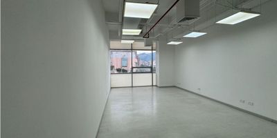 Arriendo Oficina en Envigado, sobre Avenida las Vegas, area de 37 m2 construidos, cocineta, baño, aire acondicionado, 1 parqueadero privado.

Edificio con parqueadero de visitantes, vigilancia 24 horas, zona de comidas, auditorio, 2 salones de reuniones auxiliares, areas de sleep box, bloque de oficinas independiente de los parqueaderos, 4 asensores, 2 puntos de ingreso al edificio, escalera50s de seguridad, bateria de baños hombres y mujeres por piso, area para comida, acceso a bloque de oficina con autorizacion y tarjeta.

El edificio tiene en su entorno Centro Comercial Mayorca, Centro Comercial Viva, estacion del metro, avenida las vegas, avenida regional, avenida el poblado (La 43) 

Este es el lugar para tu empresa o emprendimiento. Seguridad, practicidad y confort. Llama ya!

 

 
