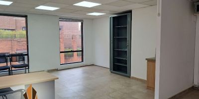 Oficina, en arriendo, Bellavista Chapinero.
Esta oficina es ideal para empresas que buscan una sede estratégica y funcional en un sector con gran proyección. Con un área de 40.09 m² totalmente abiertos, ofrece la posibilidad de adecuar los espacios según las necesidades de tu negocio. Cuenta con 1 parqueadero privado, parqueadero de visitantes, balcón y cocineta sencilla que aporta practicidad. El edificio dispone de portería 24 horas, ascensor, cámaras de seguridad y batería de baños en cada piso. Los pisos en madera laminada aportan un ambiente elegante y profesional. Su localización garantiza movilidad ágil gracias a la cercanía a rutas de transporte público y al acceso inmediato a importantes vías de la ciudad, además de contar con proximidad a centros comerciales, hoteles y servicios complementarios que potencian la comodidad y el crecimiento de tu empresa. No dejes pasar esta oportunidad de llevar tu negocio al siguiente nivel. ¡Agenda tu visita y contáctanos hoy mismo!