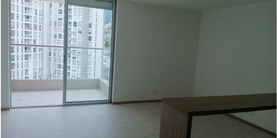 APARTAMENTO EN VENTA EN BAJA SUIZA MANIZALES

Oportunidad para quienes buscan estrenar apartamento en una de las zonas más valorizadas de la ciudad. Este inmueble es ideal para familias que desean vivir en una urbanización cerrada, con la tranquilidad de un sector residencial y la comodidad de tener múltiples zonas sociales para el esparcimiento.

 

Características de la propiedad

Este apartamento de 77.17 m2 está ubicado en un tercer piso, con ascensor y vistas panorámicas. La propiedad se distribuye en tres habitaciones, dos baños y un balcón. Cuenta con una moderna cocina integral con barra estilo americano, además de calentador, doble ventana y armarios empotrados. Incluye un garaje y un depósito.

 

Entorno y acceso

Ubicado en el sector de Baja Suiza, el edificio ofrece comodidades como gimnasio, piscina, turco, sauna y salón comunal. Se encuentra en una zona residencial, sobre vía principal, con cercanía a centros comerciales, centros médicos, supermercados y transporte público. La seguridad es una prioridad con portería, vigilancia y acceso a la urbanización cerrada.

 

Contáctanos

Para más información, agenda una visita guiada o resolver dudas. Comunícate con nosotros de forma inmediata a través de WhatsApp. Estamos listos para atenderte y ayudarte a encontrar tu próximo hogar.
