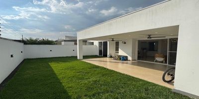 Casa en condominio 
Una planta 
Área de lote: 330m
Área construida: 180m2
Sala comedor 
Cocina 
Terraza 
Estudio 
Amplia zona verde 
3 habitaciones 
3 baños 
Habitación de servicio con baño
Cuarto de juegos o gimnasio 
Parqueadero para hasta 4 vehículos 
Zona de oficio 

Precio de venta $670.000.000

Administración $450.000