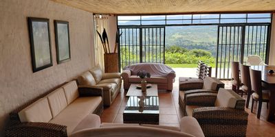 Vendo Encantadora finca en kilometro 30 Borrero Ayerbe . 3500 mtrs construidos 270 mtrs casa de 1 solo piso, con una  habitación en el 2 piso.. en condominio con agua propia y seguridad 24 horas ,el lote  es semiplano, con casa para el mayordomo , tiene jacuzy con calefaccion y kiosco ,arboles frutales y unas vistas de ensueño .por estar en la parte alta disfruta de una belleza unica.1 piso 3 habitaciones 3 baños y la habitación del servicio con baño sala amplia con amplios ventanales, cocina americana amplia .en el 2 piso una habitación amplia con vista 360 ventanales alrededor de la habitacion,con baño y Vestier. tenemos una casa del mayordomo con hermoso diseño de una sola habitación sala amplia con cocina y baño . kiosco con cocineta al aire libre.todo el lote esta cerrado con cerca viva y muchos arboles frutales acueducto privado y acceso privado al rio con cocinas de leña baños y una chorrera y charco. Carreteras en buen estado ,condominio a solo 1 hora y 15 min de cali .