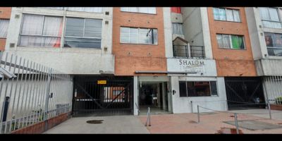 Apartamento en venta shalom 1 de 55m2, con vista interior, ubicado en un 2do piso (Torre 16 Apto 201) parqueadero comunal, acceso por escaleras. Consta de 3 habitaciones, 2 baños, sala comedor, cocina y zona de lavandería. Tiene piso cerámico en todas sus zonas. El conjunto cuenta con zonas verdes, zona para niños, salón comunal y vigilancia privada las 24 horas. Cerca a almacenes de cadena como D1 y Ara; cerca a colegio Dévora Arango Pérez, Manuel Cepeda Vargas; cerca a rutas de alimentadores y SITP; Vías de acceso por la Calle 56 sur y carrera 81j. NID 8561000226 
