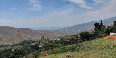 Vendo Lotes  en Condominio en medio Dapa con Agua propia ,varios metrajes desde 3400, hasta 4500  mtrs .con via propia .
en Medio Dapa ,a solo 15 minutos de Cal ,Dapa es  un sector de  altísima valorización con viviendas estrato 6 por ser alto tiene una espectacular vista .,tiene energía y agua.