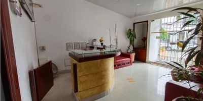 SE VENDE casa comercial ideal para el sector salud, uso del suelo aprobado para dicha actividad, la propiedad se encuentra alquilada y habilitada actualmente en su mayoría con consultorios odontológicos.  Consta de: recepción, 3 salas de espera, 9 consultorios: 6 con toda la instalación para consultorios de odontología, 4 baños privados, 1 consultorio con area de esterilización, 2 baños uno para dama y otros para caballero, área de servicios cocina con mesón auxiliar, depósito de basuras y tanque de reserva, 6 consultorios con aires acondicionados, 2 consultorios de odontología con equipo y dotación completo. Medidas aproximadas frente 8m x fondo 31m..  La propiedad queda cerca a vias principales como la calle 5, Av Roosvelt; fácil acceso a transporte público.  Agenda tu cita y ven a conocer esta espectacular propiedad. RF
