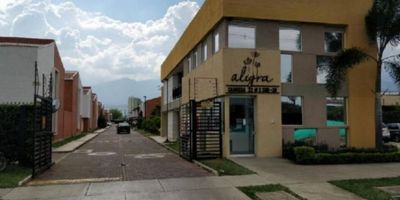 Venta de casa de 87 mts en Conjunto Alegra, ubicada a pocos pasos del Centro Comercial Alfaguara y muy cerca de la zona rosa de Alborada. Distribuida en dos niveles, esta propiedad ofrece un espacio funcional para vivir en familia: tres habitaciones, dos baños, sala-comedor, cocina integral y zona de lavandería. Los pisos en cerámica aportan frescura y bajo mantenimiento.

La casa cuenta con parqueo cubierto y vista interior hacia las zonas comunes del conjunto. Dispone de salón comunal, piscina, amplias zonas verdes y vigilancia privada 24 horas, ideal para quienes buscan tranquilidad y seguridad. Su ubicación estratégica facilita el acceso a centros comerciales como Alfaguara y Chipaya Plaza, instituciones educativas y vías principales (Vía Chipaya y Av. Cañasgordas).

Una excelente opción para quien busca un hogar cómodo, bien ubicado y listo para habitar. Contáctenos para agendar visita y conocer todos los detalles.
