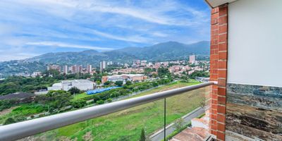 Imagina despertar cada mañana con una vista panorámica hacia todo el sur del Valle de Aburra.

El apartamento tiene 2 habitaciones, principal con vestier, baño privado y ventanal esquinero. Sala, comedor, balcón y estudio integrados logrando una amplia zona social. Cocina integral moderna. Iluminación y ventilación natural. Parqueadero y cuarto útil.

Disfruta de una hermosa vista mientras utilizas las amenidades ubicadas en el último piso del edificio, sala de cine, gimnasio, turco, sauna y jacuzzi.

Ubicación privilegiada, con alta proyección de valorización y un estilo de vida lleno de confort y tranquilidad.

Escríbeme para más información