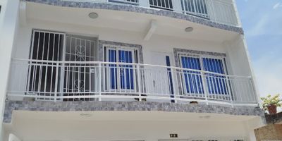 Venta de casa primer piso en propiedad Horizontal NUEVA PARA ESTRENAR, consta de 3 habitaciones 2 baños habitacion principal con baño, patio grande, cocina abierta, y local con baño. Esta propiedad tiene una excelente ubicacion, por ser primer piso esta apta para oficinas o local comercial.