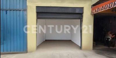 Local comercial en arriendo con potencial ilimitado en El Naranjal
¿Estás buscando el lugar perfecto para lanzar o expandir tu negocio? Este local de 34 m² en el vibrante sector de El Naranjal es la oportunidad que estabas esperando. Conocido por su gran desarrollo y actividad comercial, esta zona es el escenario ideal para tu próximo éxito.
Características destacadas:
•	Ubicación estratégica: Rodeado de talleres de mecánica, este local es perfecto para negocios que complementen la actividad del sector. Piensa en un taller de reparación de motos, un montallantas o un distribuidor de repuestos.
•	Gran potencial de negocio: Su excelente ubicación también lo hace ideal para una cafetería, una frutería o un negocio de comidas rápidas que atienda a los trabajadores y visitantes de la zona.
•	Seguridad y comodidad: Cuenta con una puerta de seguridad enrollable y un servicio sanitario, ofreciendo un espacio funcional y seguro desde el primer día.
No dejes pasar esta oportunidad de instalarte en una zona con un flujo constante de clientes. Este es el espacio perfecto para emprendedores con visión