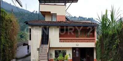 ¡Tu nuevo hogar en Sabaneta te espera! Apartamento con garaje y alta valorización
¡Descubre esta increíble oportunidad de inversión y vivienda en uno de los municipios con mayor crecimiento de Colombia! Este hermoso apartamento en Sabaneta es la opción perfecta para quienes buscan la comodidad, una ubicación privilegiada y un gran potencial de crecimiento.
Características que enamoran:
•	Espacio funcional: Dos acogedoras habitaciones y un baño moderno, perfectamente distribuidos para ofrecer la máxima funcionalidad. Es ideal para parejas jóvenes, personas solas o para quienes buscan una propiedad con baja manutención.
•	Comodidad total: Disfruta de una cocina integral lista para tus mejores recetas y un garaje privado, un beneficio invaluable que te brinda seguridad y tranquilidad, sin la preocupación de buscar estacionamiento.
•	Diseño impecable: Los pisos en cerámica no solo brindan un acabado elegante y limpio, sino que también son duraderos y fáciles de mantener.
•	Inversión inteligente: Sabaneta es sinónimo de alta demanda y valorización futura. Comprar en esta zona no es solo adquirir un hogar, es asegurar un patrimonio que crecerá con el tiempo.
Aunque este apartamento cuenta con un solo baño, su diseño inteligente y su distribución optimizada lo convierten en una opción eficiente y práctica que te facilitará la vida diaria sin complicaciones. Es la solución perfecta para quienes valoran la funcionalidad por encima de los lujos innecesarios, además de la conveniencia de contar con su propio parqueadero.