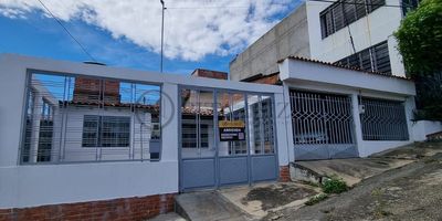 Espectacular casa ubicado en el sector de VILLA DEL ROSARIO.
Cuenta con tres habitaciones y un baño, dispone de un parqueadero, amplios espacios, excelente iluminación.
Disponible para arriendo.
No deje pasar esta oportunidad