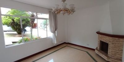 Casa para arriendo en sector  de cumbres envigado, cuenta con 250 m2, distribuidos en 3 niveles. en el Primer nivel: sala con chimenea, comedor integrado a la cocina que es abierta con barra, comedor auxiliar externo, baño social,  amplio patio, zona de ropas, alcoba y baño de servicio, parqueadero y cuarto útil de la casa Segundo nivel: sala de estar, balcón con vista al exterior del conjunto, habitación principal con baño completo, vestier y balcón con vista al interior del conjunto, una habitación auxiliar con closet, baño completo adicional, Tercer nivel: cómoda habitación con baño y vestier, habitación auxiliar con closet, excelente altura al techo,  parqueadero cubierto para 1 carro, la unidad cuenta con parqueaderos de visitantes, parque infantil, gimnasio, vigilancia 24 hrs. esta ubicada cerca al colegio cumbres, fácil acceso por la loma del esmeraldal, cumbres y la abadía.