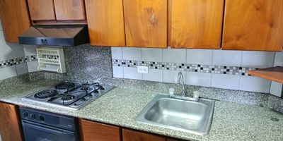 ¡Encuentra tu nuevo hogar en la cima de la ciudad! 
Ubicado en el privilegiado barrio Poblado de Medellín, presentamos este espectacular apartamento de 100m2 en Loma Linde. Con amplias vistas de la ciudad, este apartamento en el piso 4 cuenta con todas las comodidades que buscas. 
Sus 3 amplias alcobas te permitirán descansar plácidamente, mientras que sus 2 completos baños dan privacidad a toda la familia. Además, el área de lavandería y el cuarto de servicio facilitan tus quehaceres domésticos. 
La cocina integral, equipada con electrodomésticos de acero inoxidable, es el lugar ideal para crear deliciosos manjares. El amplio comedor y sala te reciben en un espacio ideal y luminoso para compartir en familia. 
Disfruta de la brisa en el balcón con impresionantes vistas panorámicas. Cuenta también con parqueadero techado, ascensor, portero  y permite mascotas. 
Ubicado a minutos de los mejores restaurantes, cafés y centros comerciales del sector. ¡Ven a vivir la mejor experiencia en est