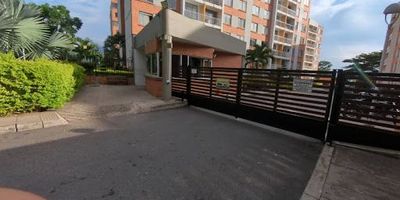 Se arrienda hermoso apartamento en Piedecuesta, estrato 4! De 63 metros, 3 habitaciones, 2 baños, sala-comedor, cocina con gabinetes inferiores y estufa, zona de ropa y balcón, ubicado en un cuarto piso con co-parqueadero cubierto asignado. Situado en una zona tranquila, el conjunto cuenta con piscina, gimnasio, zonas verdes, parque infantil y salón social, además de vigilancia 247 para tu seguridad. ¡No pierdas la oportunidad de vivir en este maravilloso lugar!