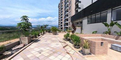 Se vende hermoso apartamento en el Conjunto Country Living, ubicado en el piso 17, con un área de 64.50 metros cuadrados que incluye 3 habitaciones, 2 baños, sala comedor, cocina integral, zona de ropas y balcón. Este conjunto residencial destaca por su excelente zona social que ofrece múltiples comodidades como cancha múltiple, coworking, zona de BBQ, gimnasio, jacuzzi, juegos infantiles y lavandería comunal. Además, cuenta con módulos de trabajo individual, parque bio-saludable, piscinas para niños y adultos, sala de yoga, salas VIP, salón de juegos y salón social, así como sauna, sky view, teatrino, turco y zona de hamacas para disfrutar al máximo. Con estrato 5 y fácil acceso tanto por Cañaveral como por el anillo vial, esta es una oportunidad ideal para vivir cómodamente en una ubicación privilegiada