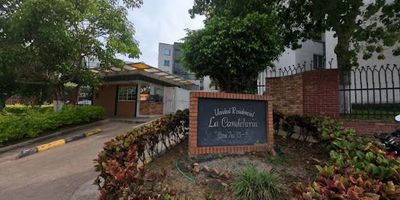 Se vende apartamento en Piedecuesta, Conjunto La Candelaria, de 55 metros cuadrados, ubicado en el quinto piso. Este espacioso inmueble cuenta con 3 habitaciones, 1 baño, sala comedor, cocina tradicional y zona de ropas. Ideal para quienes buscan un proyecto de remodelación, ya que el apartamento está disponible para ser renovado en su totalidad. Su excelente ubicación en una zona residencial, cerca del parque principal de Piedecuesta, lo convierte en una gran oportunidad. ¡Valor totalmente negociable!
