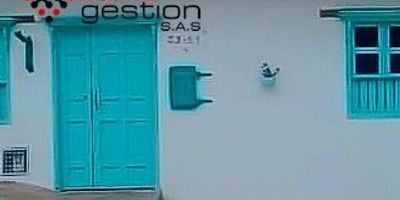 Se vende hermosa casa en Zapatoca, Santander. Esta espaciosa propiedad cuenta con 4 habitaciones, 3 baños, sala, comedor y una moderna cocina abierta. Disfruta de la tranquilidad en sus 2 patios, exuberante jardín y acogedor solar. Además, no podrás resistirte a la zona de BBQ para compartir momentos inolvidables con familia y amigos. Con una bodega y zona de ropas para mayor conveniencia.

Con un área total de 510 metros cuadrados, esta casa ofrece amplitud y confort en cada rincón. Lo mejor de todo es que cuenta con tuberías nuevas para agua y gas, así como conexiones eléctricas renovadas, brindando tranquilidad y seguridad a sus futuros dueños.
