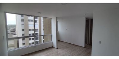 Este moderno apartamento en arriendo, ubicado en el exclusivo sector de Ciudad Mallorquín, ofrece una excelente opción para quienes buscan comodidad y buena ubicación. Con un área de 56 m², cuenta con dos acogedoras habitaciones, dos baños funcionales, y un garaje privado, ideal para parejas, familias pequeñas o estudiantes. Ubicado en el sexto piso, brinda una vista agradable y mayor tranquilidad, lejos del ruido de la calle.

El apartamento se encuentra estratégicamente cerca de universidades, parques y otras zonas de interés, lo que lo convierte en una alternativa práctica y atractiva para quienes desean tener todo al alcance. Su distribución optimiza el espacio disponible, garantizando confort y funcionalidad en cada rincón del hogar.