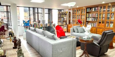 Espectacular oficina remodelada en pleno centro de Bogotá, a pocos pasos de la Plaza de Bolivar y de la Avenida Jimenez. La oficia cuenta con 6 espacios de oficina, dos baños y dos salas de juntas. El edificio cuenta con ascensor y vigilancia 12 horas al día. Fue remodelada en el año 2023 y cuenta con espectacular vista a las montañas. Se arrienda amoblada por 8.5 millones más administración.