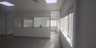 Oficina en moderno edificio con un área de 97 m2, distribuida en dos amplios ambientes de trabajo, un baño y dos celdas de parqueo. El edificio cuenta con vigilancia permanente y se ubica en una zona de alto flujo comercial, lo que garantiza visibilidad y facilidad de acceso.