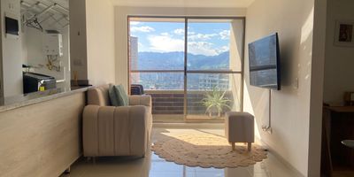 Apartamento en venta en unidad cerrada ubicada en un sector residencial, entorno campestre muy tranquilo, con fácil acceso a vías principales, rutas de transporte público y con conexión a gran variedad de servicios complementarios de la zona.  Cuenta con piso en porcelanato y madera laminada, puerta de seguridad, sala comedor, estar de tv, 3 alcobas con closet y baño en la principal, baño social, cocina integral abierta tipo americano, zona de ropas, balcón y parqueadero independiente cubierto. Conjunto cerrado con ascensor y zonas sociales que incluyen parques infantiles, placa polideportiva, zonas verdes, vigilancia y portería 24 horas, citófono y circuito cerrado de tv. Inmuebles sujetos a verificación de disponibilidad.