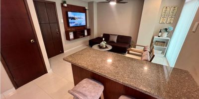 En Barranquilla, se renta moderno apartaestudio completamente amoblado en el exclusivo barrio Ciudad Jardín (estrato 5). Ubicado en el piso 7 de un edificio con ascensor y planta eléctrica, este cómodo espacio de 50 m² cuenta con una sala equipada con sofá cama, TV de 50”, balcón con vista y una cocina integral completamente dotada con nevera, horno microondas, horno tostador y torre lavadora-secadora. Además, dispone de un baño social, aire acondicionado inverter y cortinas enrollables en la sala.

La habitación principal incluye una cama doble (1,40 m), TV de 40”, baño completo privado y blackout para mayor confort. El apartamento cuenta con parqueadero privado y acceso a salón social, brindando un ambiente moderno y funcional, ideal para profesionales o parejas. El canon mensual es de $2.100.000, incluyendo la administración.