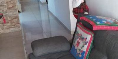 Sala-comedor,cocina integral,4 alcobas,2 closet,1 baño y una  terraza. Cerca del primer parque de la colinita,Es un segundo piso, con una vista panorámica espectacular.  precio negociable.