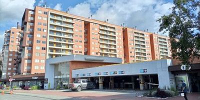 Fascinante apartamento en Madrid, Ciudadela Novaterra, vía Mosquera La Mesa, con una ubicación ideal para disfrutar en familia, cerca del Homecenter Mosquera y del Centro Comercial Meridiano Novaterra. El apartamento cuenta con amplios espacios y una excelente iluminación natural. Dispone de cocina integral, sala, comedor con balcón donde podrá apreciar los amaneceres y atardeceres de la ciudad. Posee una excelente distribución con tres alcobas, tres clósets, dos baños, hall de alcobas con miniestudio y persianas. El conjunto residencial ofrece piscina, sauna, turco, gimnasio, zona BBQ, coworking, cancha de baloncesto, microfútbol, parque infantil, salón social, recepción y sala de espera. Cualquier información adicional contáctenos al número 314 3658146 o al correo electrónico german.amorteguiinmobiliariabogota.com El equipo de Inmobiliaria Bogotá está comprometido a brindar una experiencia de vida excepcional para nuestros clientes desde el momento en que se unen a nuestra comunidad.