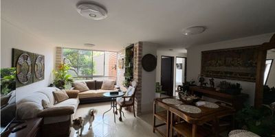 Este apartamento ubicado en Envigado, sector Pontevedra, con un área de 92,51m2, cuenta con tres alcobas, una de ellas con vestir, mas una alcoba de servicio, dos baños, cocina integral, comedor, sala, también tiene parqueadero cubierto, cuarto útil. Predial - 708.600, Administración - 743.000 ¡La hora de obtener tu propio apartamento llego, contáctanos y agenda tu cita!
