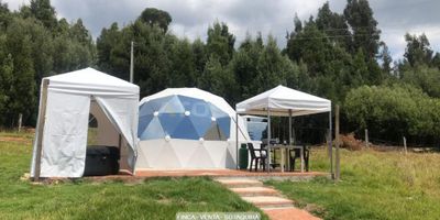 Atos Inmobiliaria vende hermosa finca en Sotaquirá, Boyacá, ubicada a solo 5 minutos del pueblo, 15 minutos de Paipa y 40 minutos de Tunja. La propiedad cuenta con un área de 29.181 m², dos glampings y una cabaña totalmente amoblados, cada uno con baño independiente y servicios completos, con un área de 35 metros cuadrados; además, cuenta con jacuzzi y zona BBQ. Adicionalmente, dispone de excelentes pastos y terreno ideal para pastoreo o cultivos. ¡No dejes pasar esta oportunidad! Contáctanos y agenda tu cita hoy mismo.