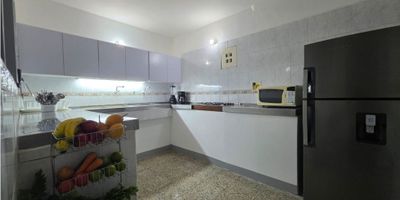 Vendo hermosa y amplia casa en san joaquin con alta mixtura con AirBnb, aproximadamente 250mts,  5 habitaciones, 3 baños, 3 patios, sala, comedor, garaje, cocina integral , red de gas, calentador, a 1 cuadra de la 70 cerca a la iglesia de san joaquin , para mayor información contactame. 
Asesora Yenny López CEL 3245627227
COD WASI 9433870
