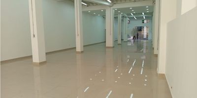 Local para estrenar amplio e iluminado, con un baño, un pequeño deposit, nivel con escalera y rampas, el IVA es negociable, no ahí restricciones ( si desea un local más amplio se puede unificar con el local 2 de la misma dirección).
