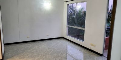Vendo Apartamento en el barrio valle del Lili al sur de Cali, piso quinto con ascensor, vista externa, cuenta con tres habitaciones la principal con baño privado, baño social, sala comedor, cocina integral, balcón, zona de ropas, parqueadero comunitario.

el conjunto cuenta con Piscina para adultos y niños , salón social, zona de BBQ, zona de juegos infantiles, cancha de basquetbol y microfutbol, zona de bicicletas.