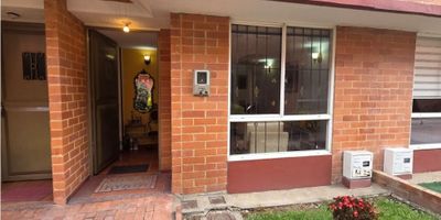 CÓDIGO: 943FR3928 En venta hermosa casa en Mosquera, Cundinamarca

Descubra esta excelente oportunidad de vivienda en uno de los sectores más apetecidos de Mosquera. La propiedad cuenta con excelentes acabados, amplios y cómodos espacios que garantizan confort y funcionalidad para toda la familia.

En su interior dispone de zona de lavado independiente, biblioteca ideal para estudio o trabajo en casa, y una amplia zona de estar cubierta con domo, perfecta para reuniones sociales o momentos de descanso en un ambiente luminoso y acogedor.

El conjunto residencial ofrece la comodidad de tener supermercado en sus instalaciones, además de buenas vías de acceso y cercanía al transporte, lo que facilita la movilidad hacia Bogotá y municipios vecinos.

Una casa pensada para quienes buscan calidad, comodidad y una excelente ubicación.
