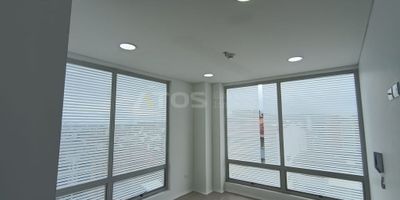 Atos Inmobiliaria arrienda consultorio en moderno edificio, ubicado cerca del Hospital San Rafael y la Plazoleta de las Nieves, en un sector altamente comercial. El consultorio cuenta con 17 m², baño independiente, parqueadero y depósito. ¡No esperes más! Contáctanos y agenda tu cita hoy mismo.