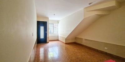 Casa primer piso ubicada en Sabaneta en el barrio Calle Larga, cuenta con acabados sencillos, dispone de sala, comedor, cocina integral, baño con tina eléctrica, patio con zona de lavandería, 2 cuarto con closet. cercano a ruta integrada del metro.