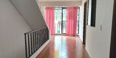 Venta de Casa en Bello - Sector Quitasol
Ideal para quienes buscan comodidad y amplitud en un solo lugar.

Esta amplia y acogedora propiedad está distribuida de la siguiente manera:
4 alcobas
2 baños
Sala-comedor
Cocina semi integral
Estudio
Balcón en el tercer piso

Ubicada en una zona tranquila y de fácil acceso, perfecta para familias que desean vivir con todo el confort que merecen.
